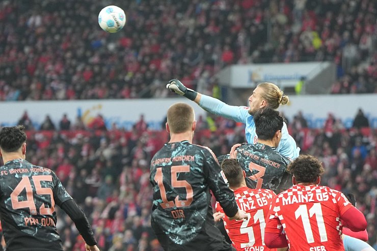 Der FSV Mainz (rot) überraschte gegen den FC Bayern München. - © Thomas Frey/dpa