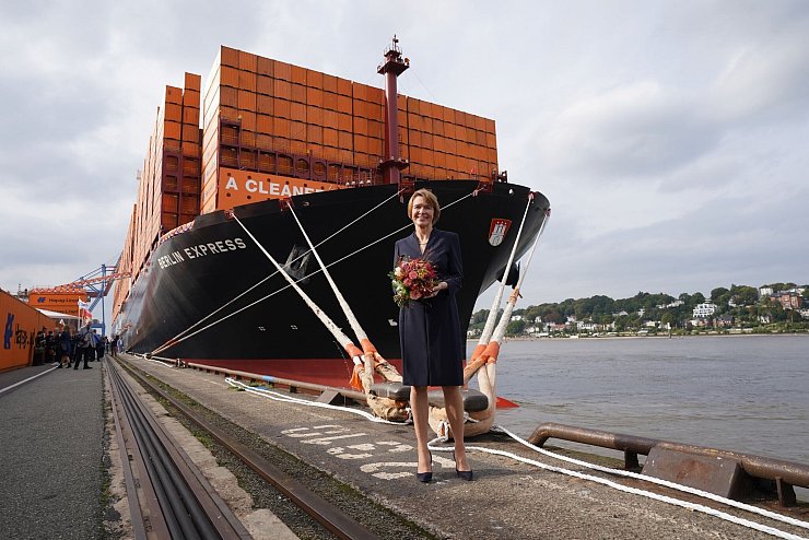 Elke Büdenbender bei der Taufe des Containerschiffs in Hamburg. - © Marcus Brandt/dpa
