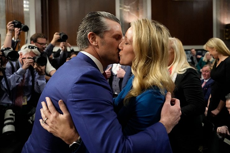 Hegseth soll auch Militärinformationen mit seiner Frau im Chat geteilt haben. (Archivbild) - © Ben Curtis/AP/dpa