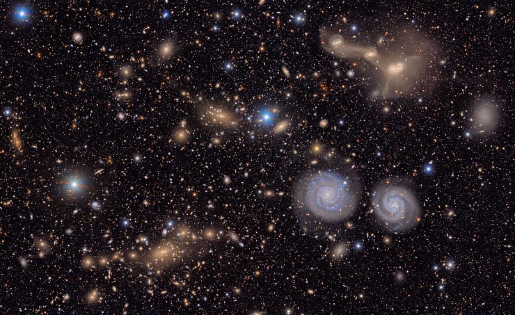 Im Virgo-Cluster außerhalb der Milchstraße sind zwei Spiralgalaxien (rechts unten) deutlich zu sehen. - © ---/NSF-DOE Vera C. Rubin Observatory/dpa