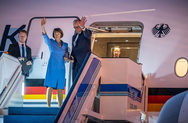 Die Mitreise von Merz\\\' Frau Charlotte ist als seltene Geste der Freundschaft zu verstehen. - © Michael Kappeler/dpa