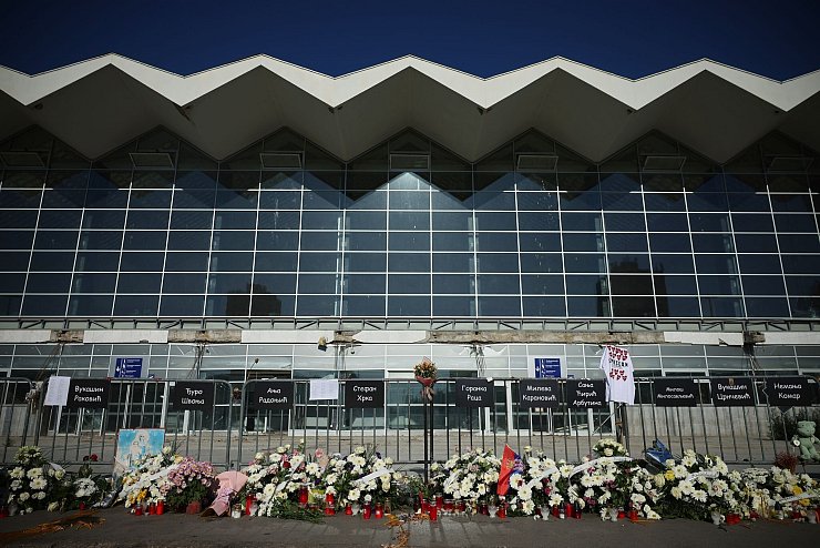 Vor dem Bahnhof, wo sich die Tragödie ereignete, legten Bürger und Studierende Kränze und Blumen für die 16 Opfer nieder. - © Armin Durgut/AP/dpa