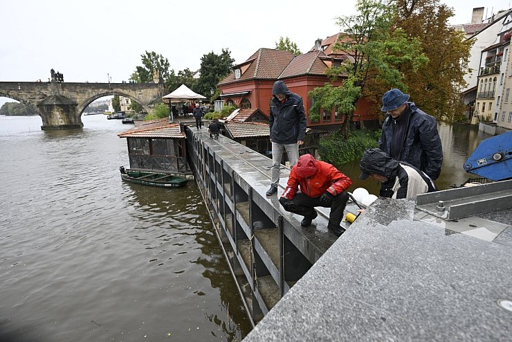 Tschechiens Hauptstadt Prag wappnet sich gegen ein drohendes Hochwasser. - © Kamaryt Michal/CTK/dpa