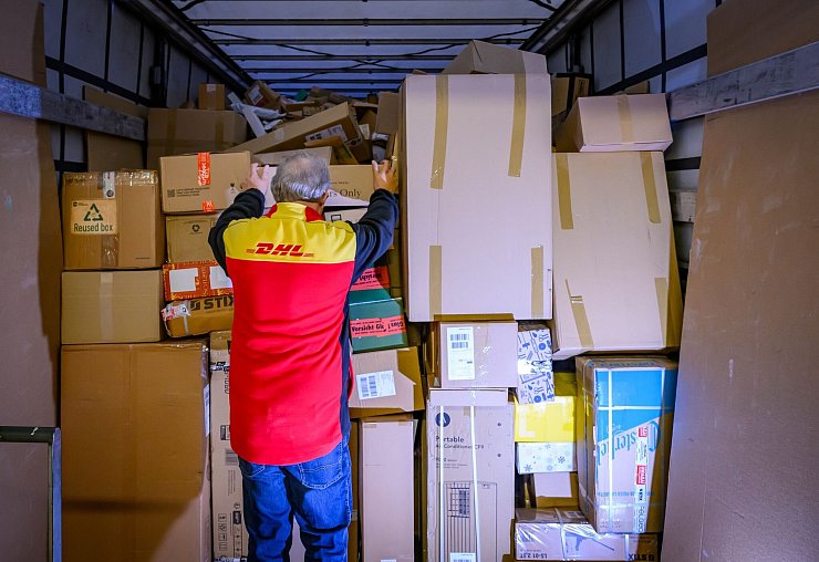 Derzeit dürften sich die Pakete in so gut wie allen Paketzentren des Logistikers DHL stauen, da es Warnstreiks gibt. - © Patrick Pleul/dpa