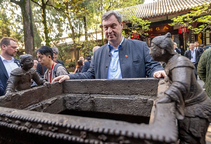 Markus Söder besucht den Wuhou-Schrein in Chengdu. - © Peter Kneffel/dpa