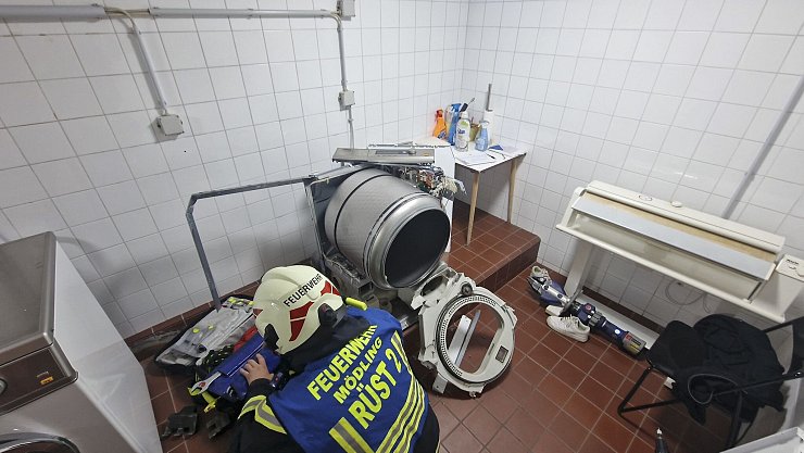 Warum das Kind in den Trockner stieg, ist nicht bekannt. - © Unbekannt/FFMOEDLING.AT/APA/dpa