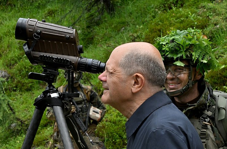 Am falschen Ende gespart? Bundeskanzler Scholz besucht Soldaten - © Peter Kneffel/dpa