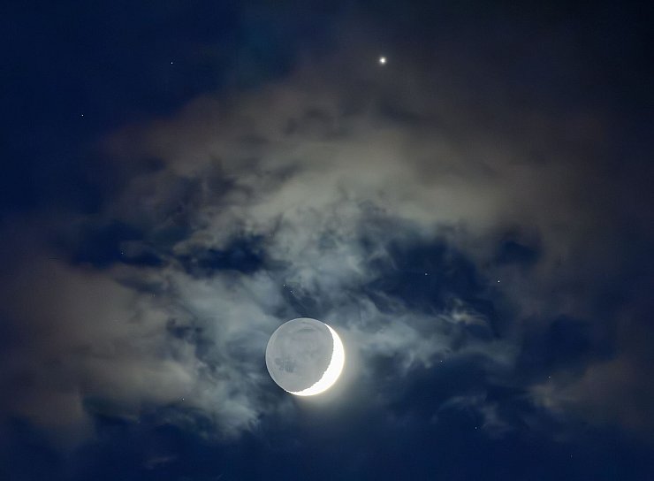 ILLUSTRATION - Die Mondsichel mit der Venus am frühen Abendhimmel - © Patrick Pleul/dpa
