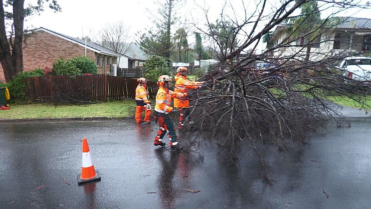 Herabstürzende Bäume haben auch Häuser beschädigt. - © Supplied By New South Wales Stat/NEW SOUTH WALES STATE EMERGENCY SERVICE/APA/dpa
