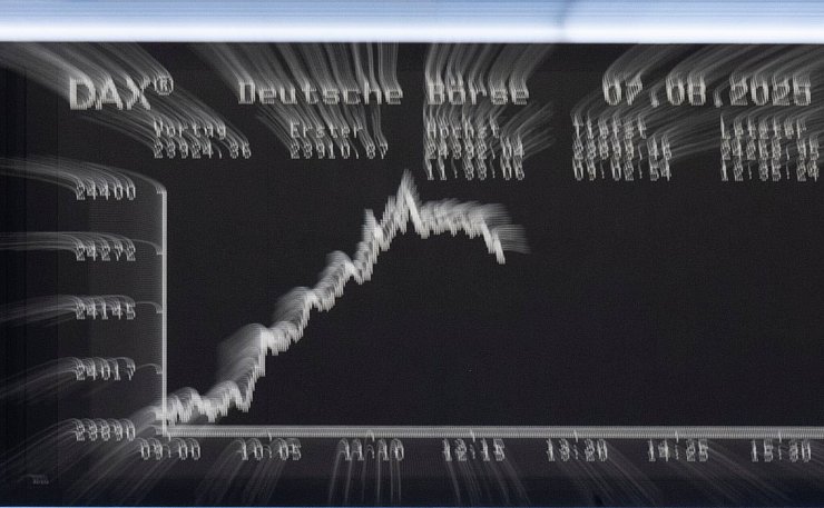 An der Börse sorgen Trumps Ankündigungen immer wieder für ein Auf und Ab. (Archivbild) - © Boris Roessler/dpa
