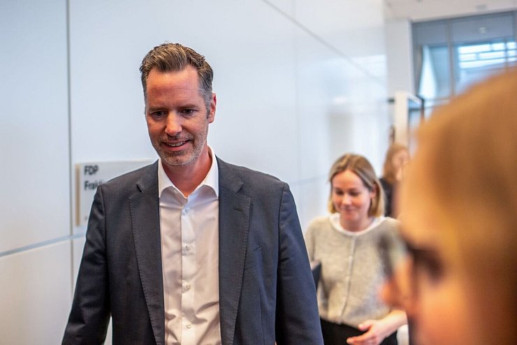 FDP-Fraktionschef Dürr huscht in die voraussichtlich letzte Fraktionssitzung seiner aus dem Bundestag geflogenen Partei. - © Michael Kappeler/dpa