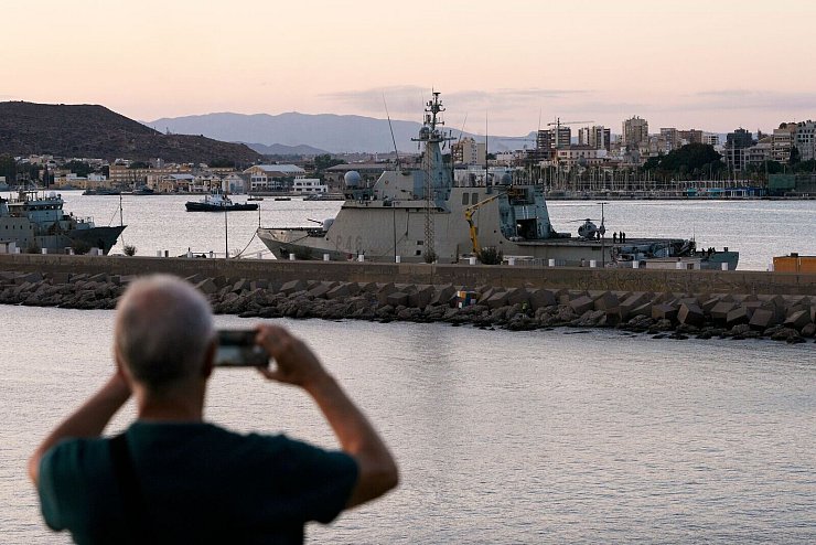 Das Hochsee-Patrouillenboot «Furor» der spanischen Marine ist knapp 94 Meter lang und speziell für Rettungs- und Hilfseinsätze ausgerüstet. Bewaffnet ist es nur leicht. - © Alfonso Duran/AP/dpa