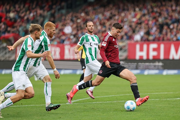 Der sehr agile Stefanos Tzimas (r) erzielt das 1:0 für Nürnberg. - © Daniel Löb/dpa