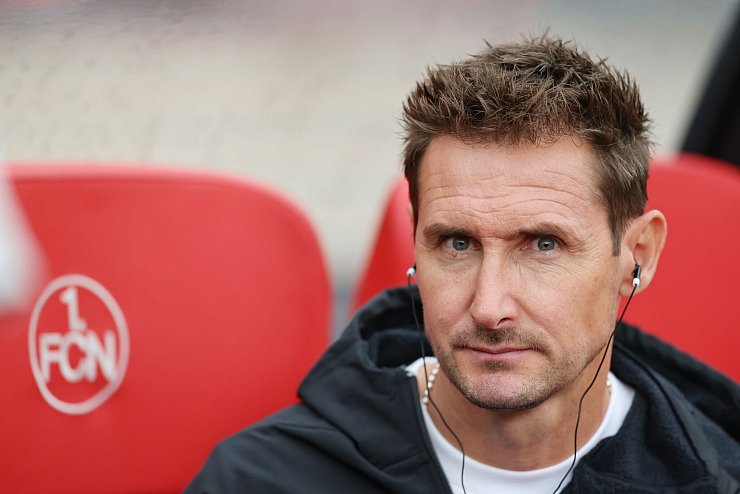 Nürnbergs Trainer Miroslav Klose kann erstmal durchatmen. - © Daniel Löb/dpa