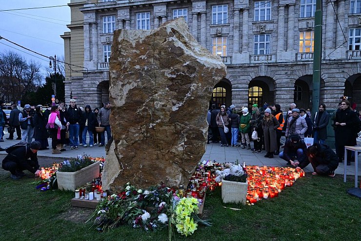 Kerzen brennen am Mahnmal für die Opfer des Amoklaufs an der Karls-Universität in Prag vor einem Jahr (Foto aktuell). - © ?imánek Vít/CTK/dpa