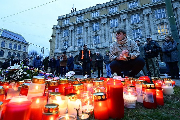 Kerzen brennen am Mahnmal für die Opfer des Amoklaufs an der Karls-Universität in Prag vor einem Jahr (Foto aktuell). - © ?imánek Vít/CTK/dpa