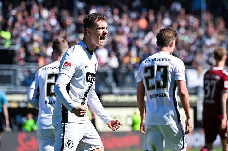 Elversbergs Fisnik Asllani bejubelte gegen Regensburg seine Saisontore 13 und 14. - © Silas Schueller/Defodi Images/dpa