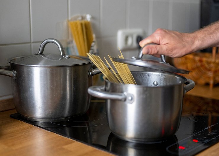 Nicht nur Nudeln richtig bissfest zu kochen ist eine Wissenschaft für sich - auch das Salzen des Wassers kann man zu einer machen. (Symbolbild) - © Monika Skolimowska/dpa