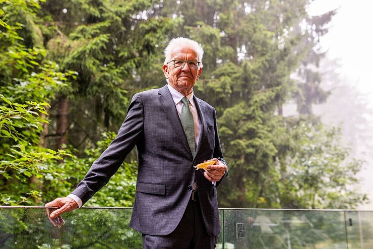 Er hat es in der Hand - Namensgeber Kretschmann mit Bärtierchen-Modell von «Ramazzottius kretschmanni». - © Philipp von Ditfurth/dpa