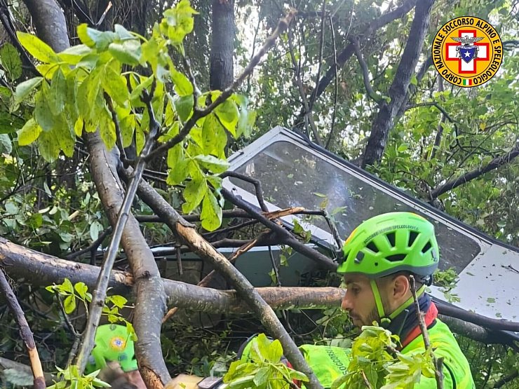 Retter arbeiten an der zertrümmerten Gondel. - © Soccorso Alpino e Speleologico/Soccorso Alpino e Speleologico/AP/dpa