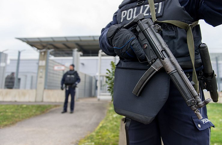 Drei IS-Unterstützer sind in Düsseldorf zu Haftstrafen ohne Bewährung verurteilt worden. - © Monika Skolimowska/dpa