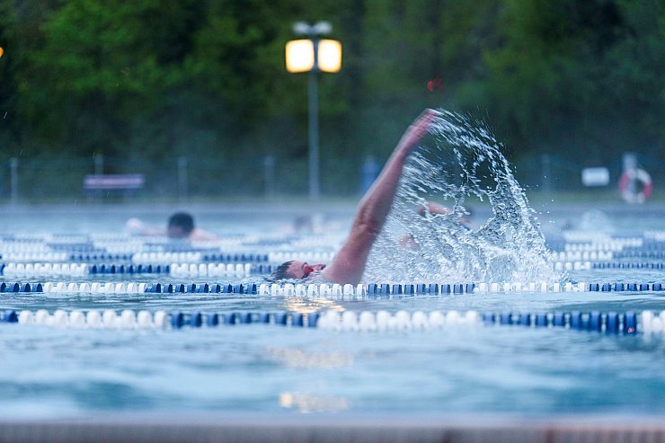 Ausdauersport wie Schwimmen hilft dabei, den Blutdruck zu regulieren. (Archivbild) - © Andreas Arnold/dpa