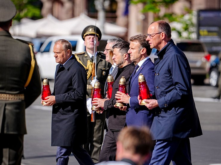Bei ihrem Besuch in Kiew gedachten die Staats- und Regierungschefs auch der Opfer des russischen Angriffskriegs. - © Kay Nietfeld/dpa