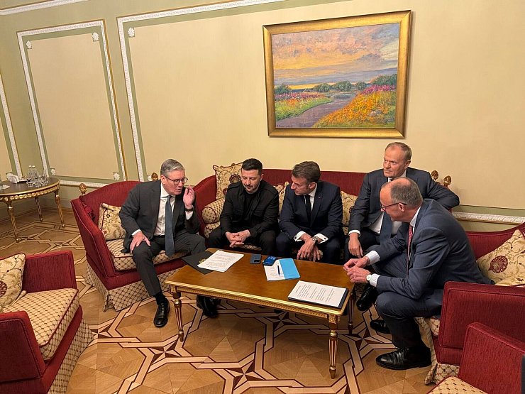 Die Staats- und Regierungschefs telefonierten von Kiew aus mit US-Präsident Donald Trump - und betonten eine wiedergefundene Gemeinsamkeit des Westens in der Ukraine-Politik. - © -/Ministry of Foreign Affairs of Ukraine via AP/dpa