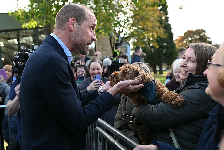Prinz William spricht mit Bürgern und streichelt einen Hund, als er den Ort Birtley besucht. - © Oli Scarff/PA Wire/dpa
