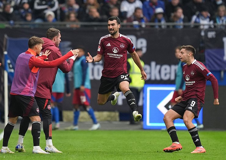 Mahir Emreli (M) jubelt nach seinem Ausgleichstor für den FCN. - © Marcus Brandt/dpa