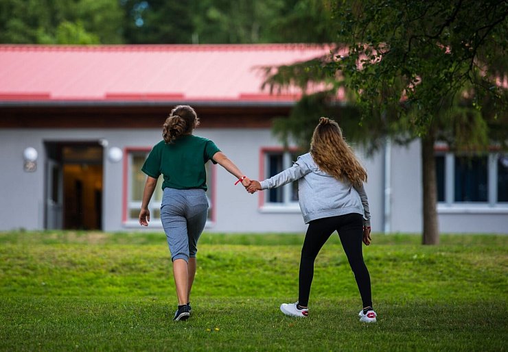Spaß und Gemeinschaft: Klassenfahrten sind für viele Kinder ein Höhepunkt der Schulzeit. - © Andreas Arnold/dpa/dpa-tmn