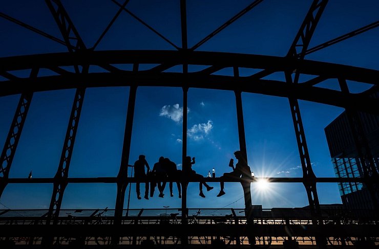 Weit weg von daheim, ohne die Eltern: Klassenfahrten sind immer auch ein Abenteuer. - © Peter Kneffel/dpa/dpa-tmn