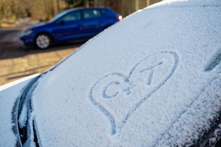 Vor allem in der Westhälfte Deutschlands kommt am Sonntag Schnee zu. - © Uwe Anspach/dpa