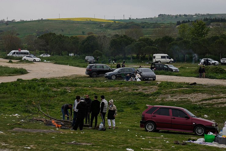 Das schwere Beben und die Dutzenden Nachbeben in Istanbul halten die Menschen in Angst. - © Khalil Hamra/AP/dpa