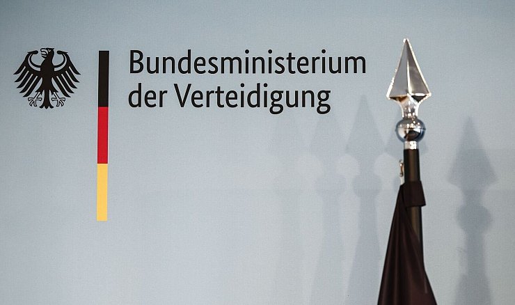 Das Bundesverteidigungsministerium ist den Prüfern zufolge heute wieder vergleichbar groß wie 2012. (Archivbild) - © Hannes P. Albert/dpa