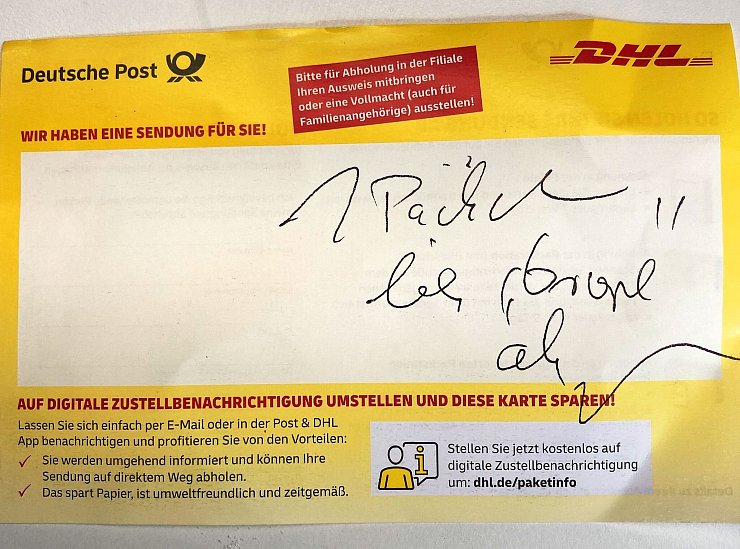 Ein Zusteller hat einen unleserlichen Hinweis auf den Abhohlzettel für ein Päckchen geschrieben. Die Adressatin, die diesen Abholzettel in ihrem Briefkasten fand, konnte mit der Kritzelei nichts anfangen. - © Caroline Bock/dpa