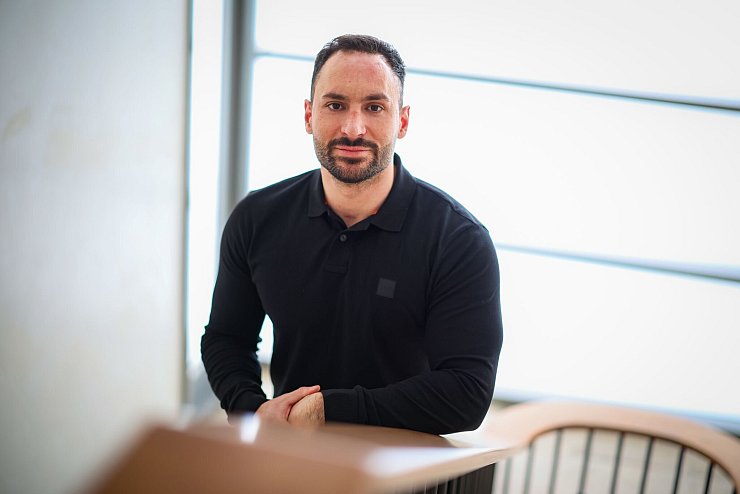 Der 32-jährige Polizeioberkommissar Enver G. hält nach dem Mordanschlag auf ihn und weitere Einsatzkräfte in einem Ratinger Hochhaus polizeiintern Vorträge, wie sich Beamte im Einsatz vor Gefahren schützen können. - © Christoph Reichwein/dpa