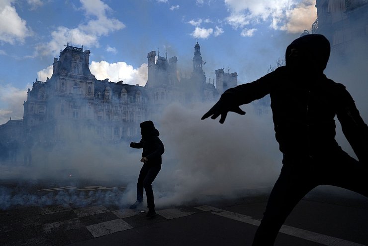 Die Behörden befürchten schon lange ein Chaos und sind in Alarmbereitschaft. (Archivbild) - © Lewis Joly/AP/dpa