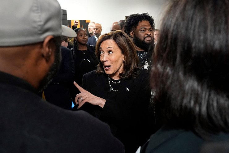 Harris über Trump: «Hoffentlich geht\\\'s ihm gut». - © Jacquelyn Martin/AP/dpa