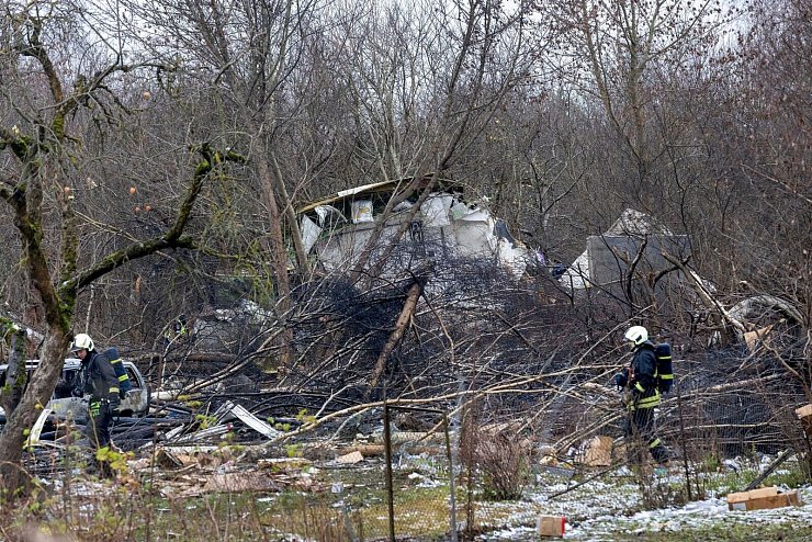 Trümmer des Frachtflugzeugs, das kurz vor dem Flughafen von Vilnius abstürzte. - © Mindaugas Kulbis/AP