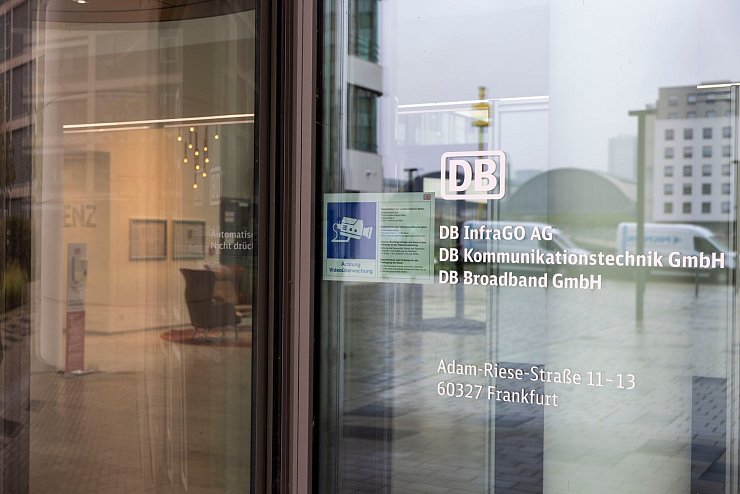 Für die Sanierung der Infrastruktur wurde bei der Bahn eine neue Gesellschaft gegründet - die DB InfraGo verbleibt aber unter dem Dach des Konzerns. (Archivbild) - © Helmut Fricke/dpa