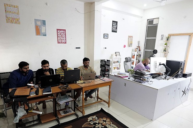 Das Team von Polymath Synthetic Media Solutions arbeitet in seinem Büro an Deepfakes für den Wahlkampf in Indien. - © Himanshu Sharma/dpa