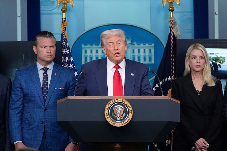 Polizei unter Bundeskontrolle und Nationalgarde im Einsatz: Trumps Vorgehen ist umstritten. - © Alex Brandon/AP/dpa
