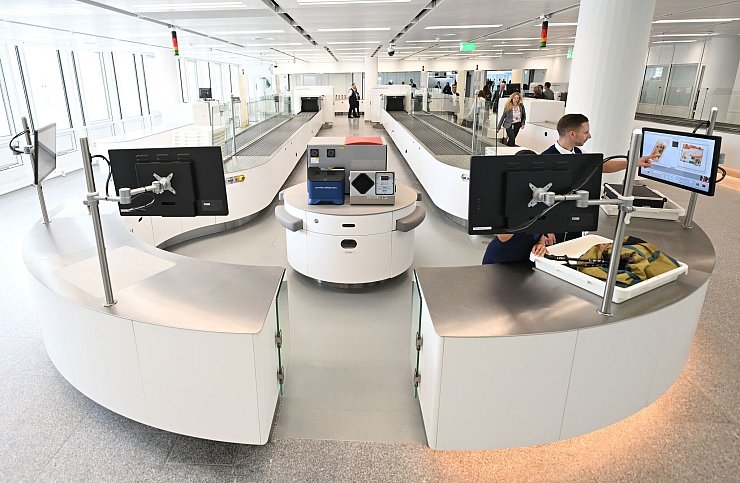 Dank neuer Handgepäckscanner könnten die Flüssigkeitsregeln fürs Flugzeug-Handgepäck bald Geschichte sein. (Archivbild) - © Angelika Warmuth/dpa