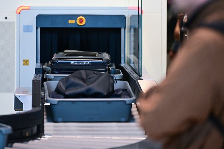 In den großen deutschen Flughäfen sind die CT-Scanner bereits im Einsatz. (Archivbild) - © Sebastian Christoph Gollnow/dpa