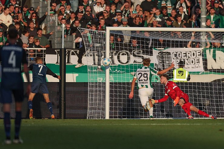 Bilbija (l) trifft zum 1:1. - © Friso Gentsch/dpa