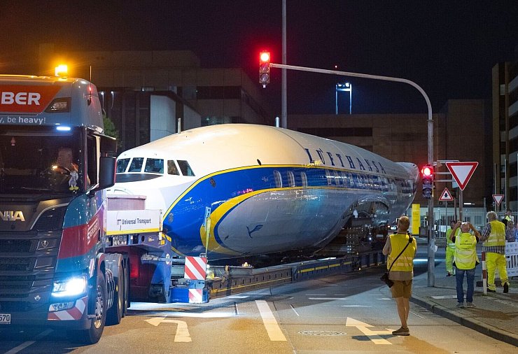 Per Schwertransport kommt das historische Flugzeug nach Frankfurt. - © Boris Roessler/dpa