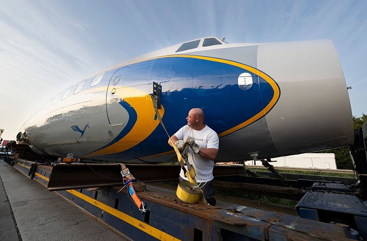 Per Schwertransport kommt das historische Flugzeug nach Frankfurt. - © Boris Roessler/dpa