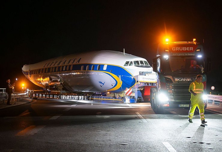 Per Schwertransport kommt das historische Flugzeug nach Frankfurt. - © Boris Roessler/dpa