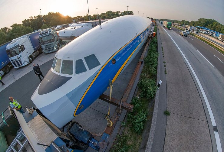 Per Schwertransport kommt das historische Flugzeug nach Frankfurt. - © Boris Roessler/dpa